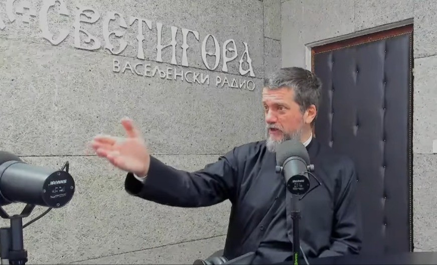 Jedini aktivni ratni reporter razobličio „mudrovanje“ oca Gojka: Damjanović podsjeća Perovića na Amfilohija, Žukova i Dan pobjede